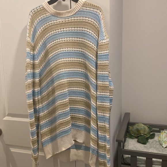 oversized sweater it kind of fits like a dress fits like a large/extra large - Picture 4 of 8